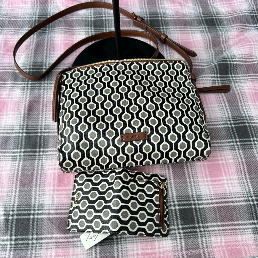 Fossil 2 pc crossbody and new wallet still has tags on the wallet